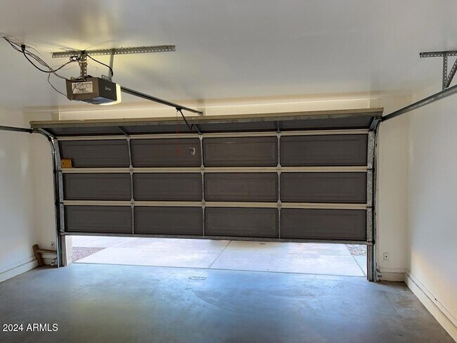 Building Photo - 10783 W Edgemont Ave