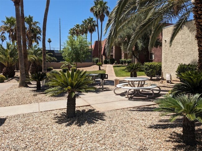 Building Photo - 5044 River Glen Dr