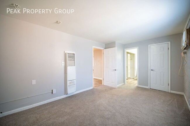 Building Photo - Available Fall 2025! 1 Bedroom Located in ...