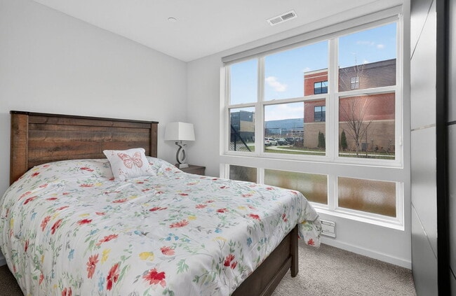 Building Photo - 2213 Venture Dr