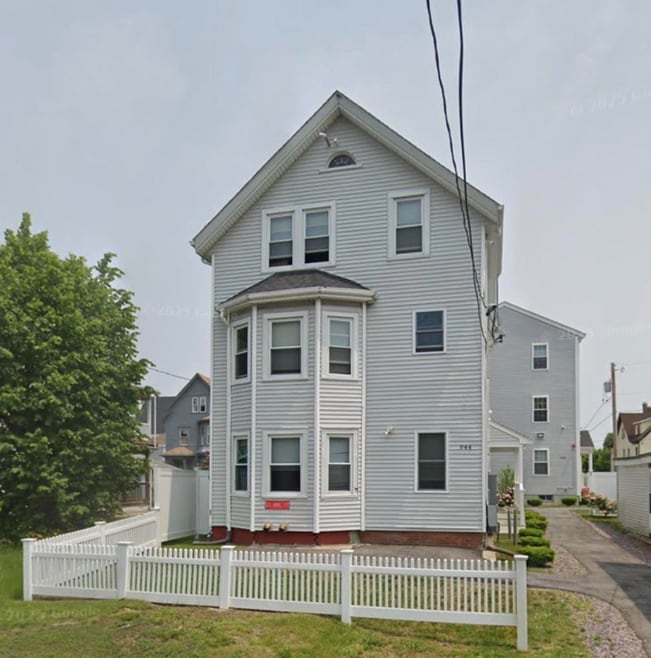 Building Photo - 944 Warren Ave