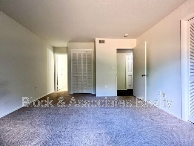 Building Photo - 2250 Sunderland Rd