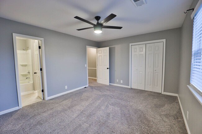 Building Photo - Great Townhome Convenient Location