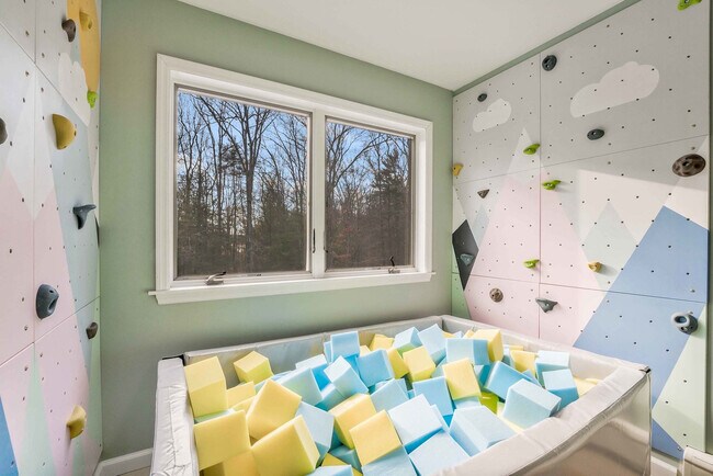 Building Photo - 1551 Wooded Acres Dr