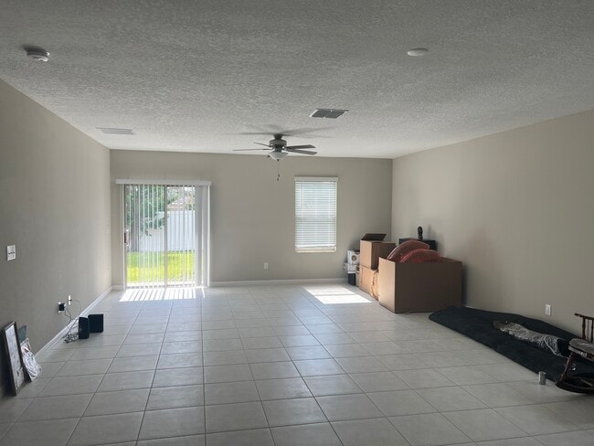 Building Photo - 352 Argyll Dr