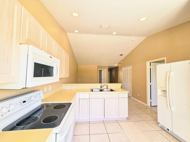 Building Photo - Nice 3 Bedroom Duplex in Lehigh Acres