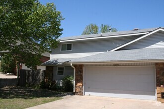 Building Photo - Massive 3 bedroom duplex with living room ...