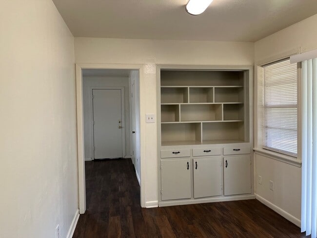 Building Photo - 3BR/1BA in Hyde Park
