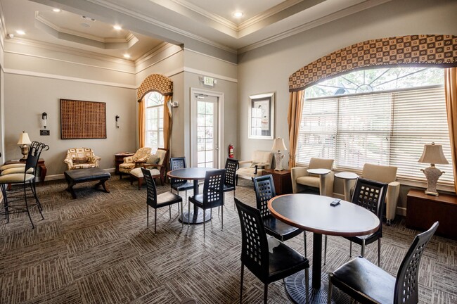 Building Photo - 2206 Myrtlewood Cir E