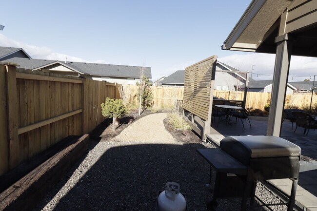 Building Photo - Be the first one to RENT this home! 3 bedrooms, 2 bathrooms, SINGLE LEVEL home with beautiful Lan...