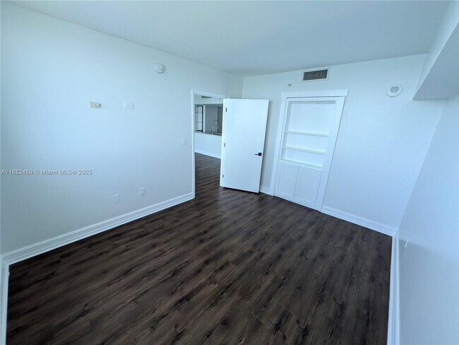 Building Photo - 1800 N Bayshore Dr