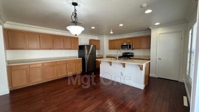 Building Photo - 564 Botan St