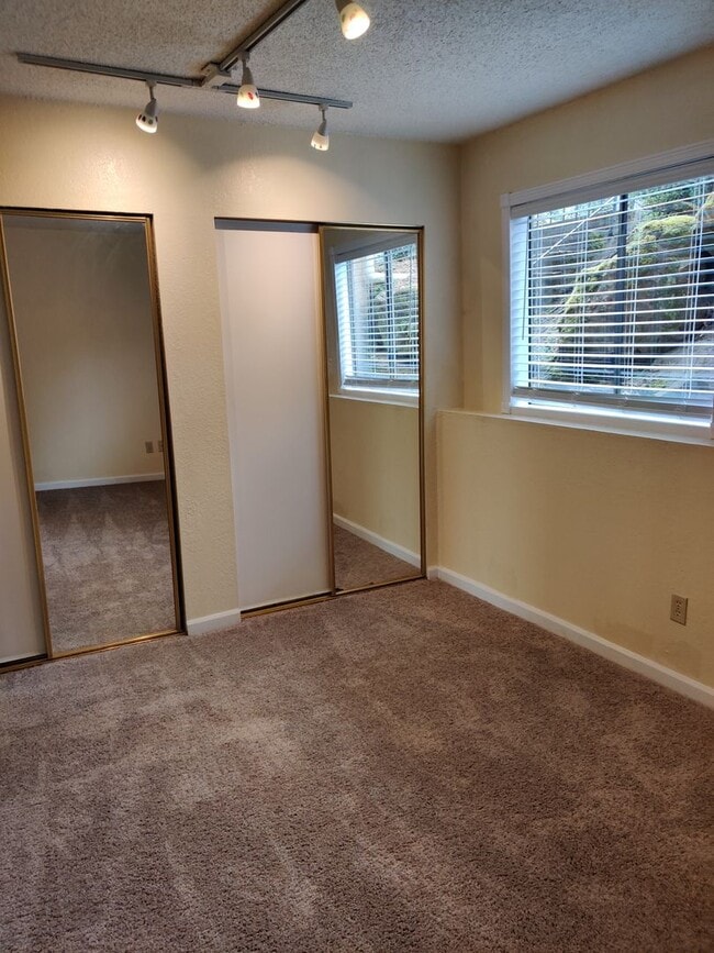 Building Photo - Cozy 1 bedroom in the heart of Kingsgate neighborhood