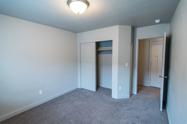 Building Photo - Amazing Townhome in Edgewater Community