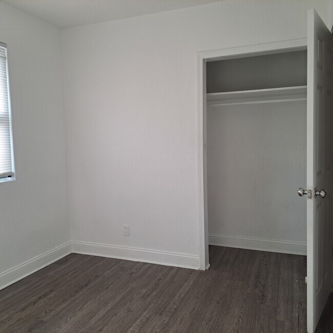 Building Photo - 1416 W 13th St