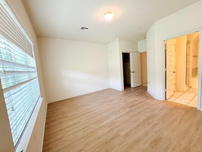 Building Photo - 1620 Bryant Dr