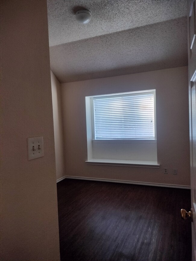 Building Photo - 1888 Helen Ln