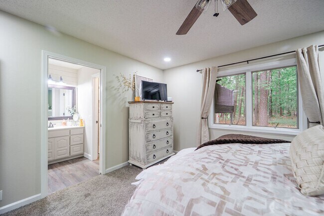Building Photo - Charming 4 bedroom, 3 bathroom with lots of outdoor living space.