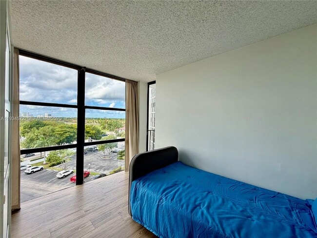 Building Photo - 1000 Parkview Dr