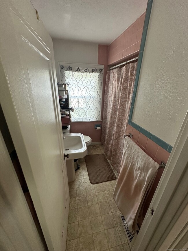 Building Photo - 1110 Poquonnock Rd