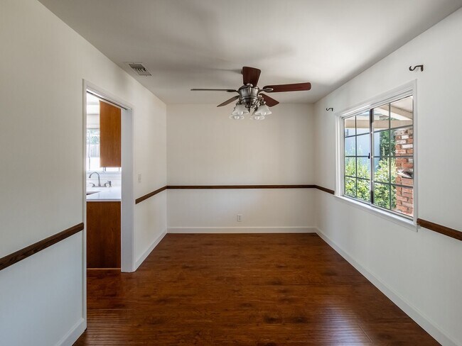 Building Photo - Stunning 3BD/2BA located in beautiful Sunl...