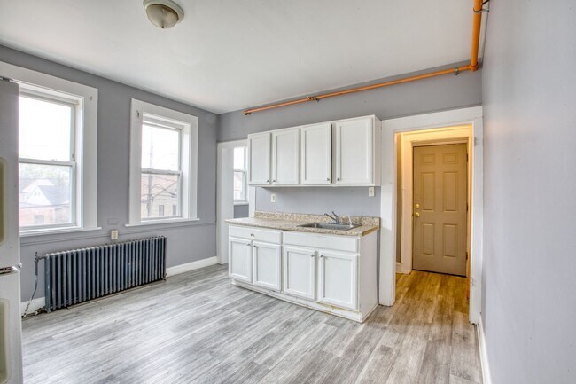 Building Photo - Oversized 3 Bedroom 1 Bathroom in Blackrock Neighborhood