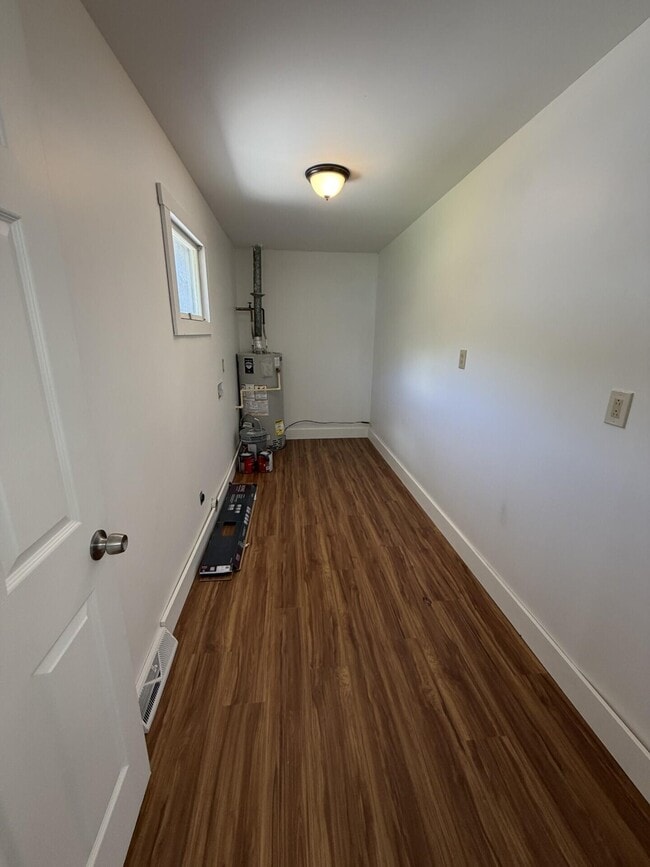 Building Photo - 721 Wayland Dr