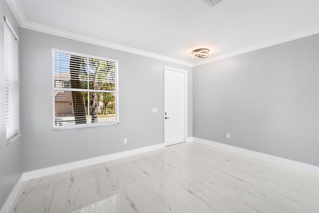 Building Photo - 15580 SW 49th Ct