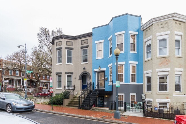 Building Photo - Stunning premium corner Townhome condo in the desirable Eckington neighborhood!