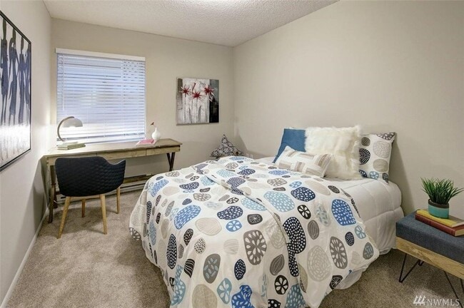 Building Photo - 2562 Thorndyke Ave W