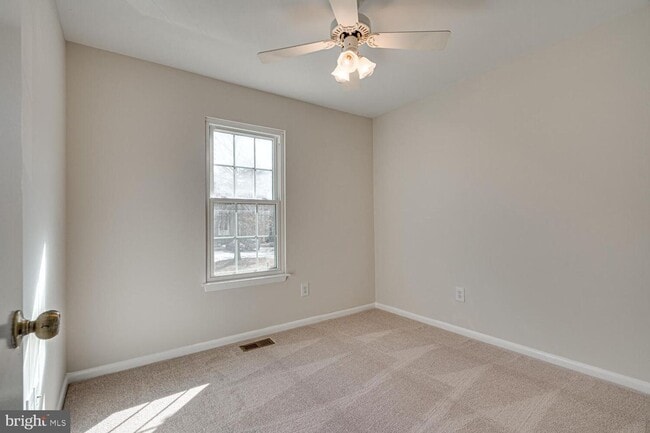 Building Photo - 3 Bedroom 3.5 Bath 3 Level Townhome in Germantown
