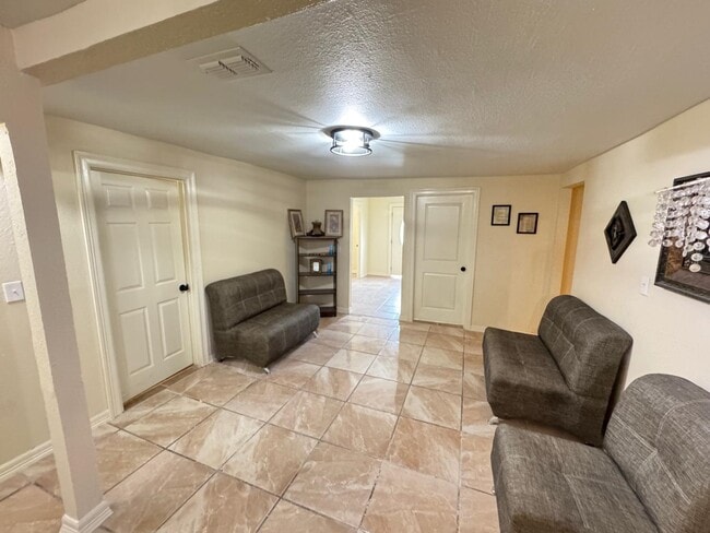 Building Photo - 111 Larga Vista Dr