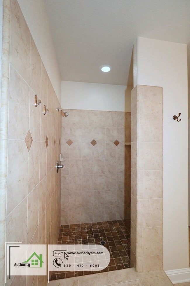 Building Photo - 618 Casa Buena St