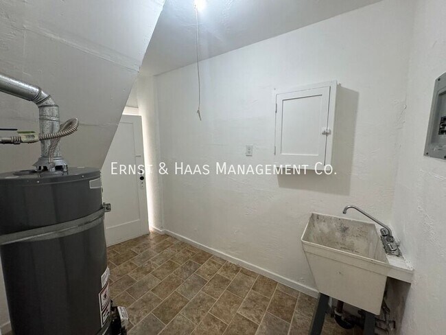 Building Photo - 528.5 N Kenmore Ave