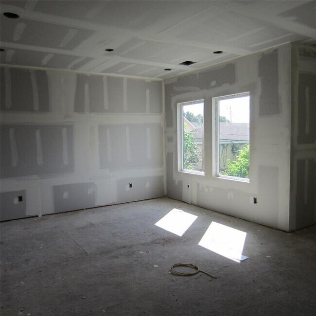Building Photo - 2419 Rosewood St