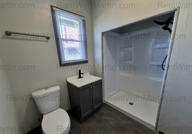 Building Photo - FOR RENT- Beautifully Updated Home Near Golf Course on 4th! Pets ok!!