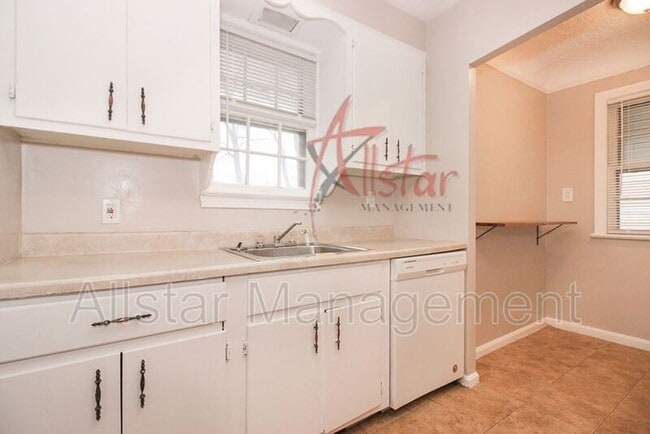 Building Photo - 3801 Woodridge Rd