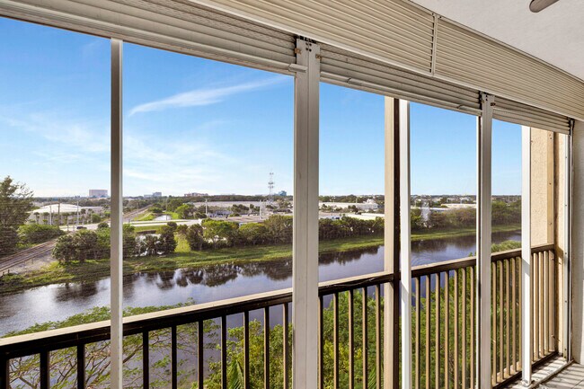 Building Photo - 2200 S Cypress Bend Dr