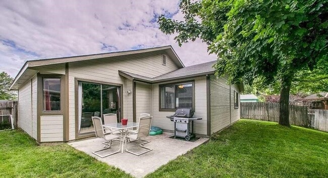 Building Photo - Spacious home in a fabulous location!