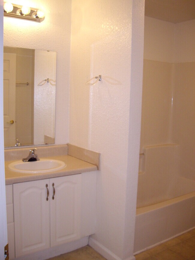 Building Photo - Beautiful 3 Bedroom, 2 Bathroom Home in Un...