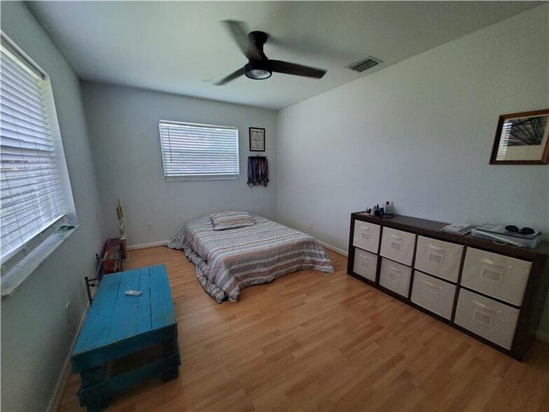 Building Photo - 558 SE 27th Terrace