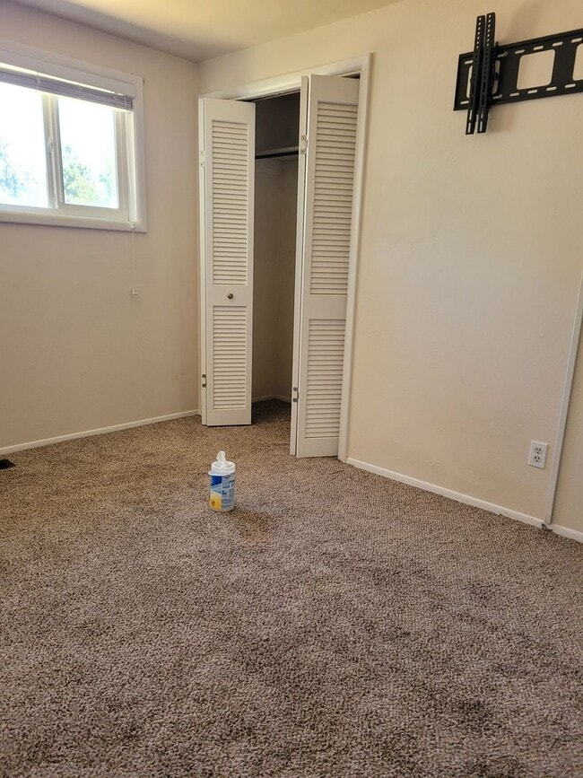 Building Photo - Nice 3 bedroom 1 & 1/2 bathroom home