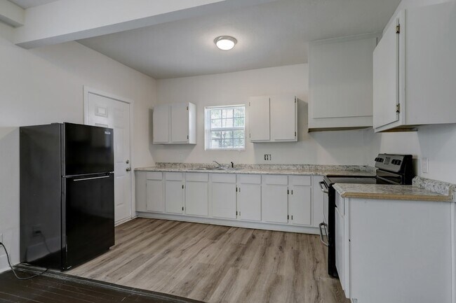 Building Photo - 3004 Isabella St