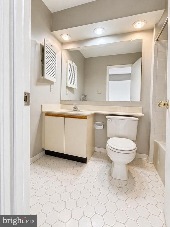 Building Photo - 982 Yachtsman Way