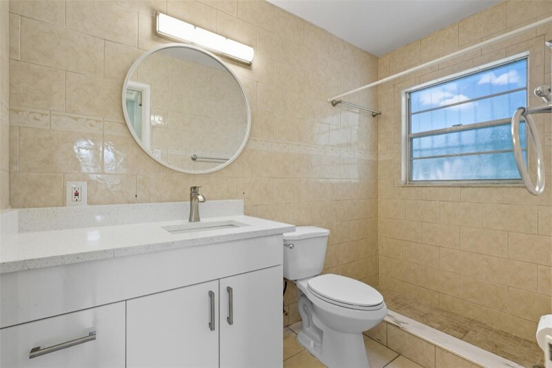 Building Photo - 7101 N Howard Ave