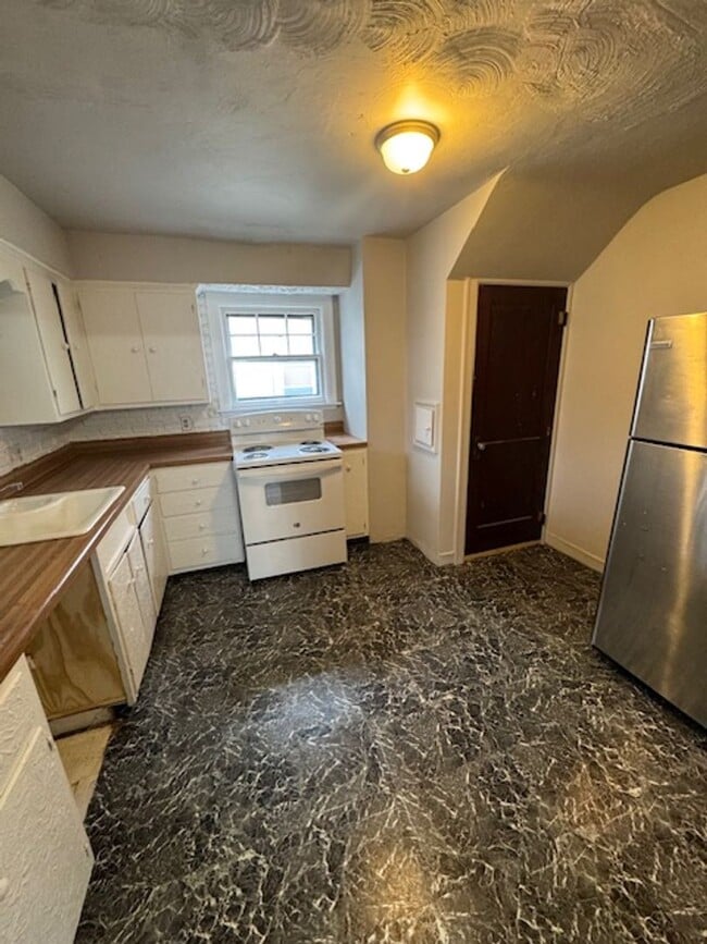 Building Photo - 3329 Robinwood Dr