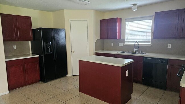 Building Photo - 28907 Fox Run Boulevard