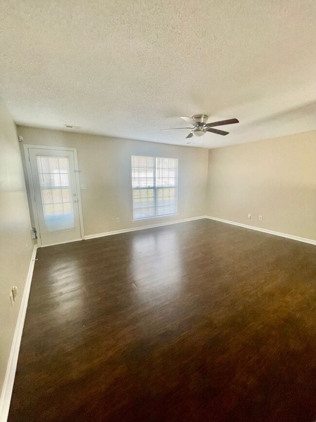 Building Photo - Must see this Adorable 3 bedroom 2 bath 2 garage home . Located in the Reedy Creek Plantation