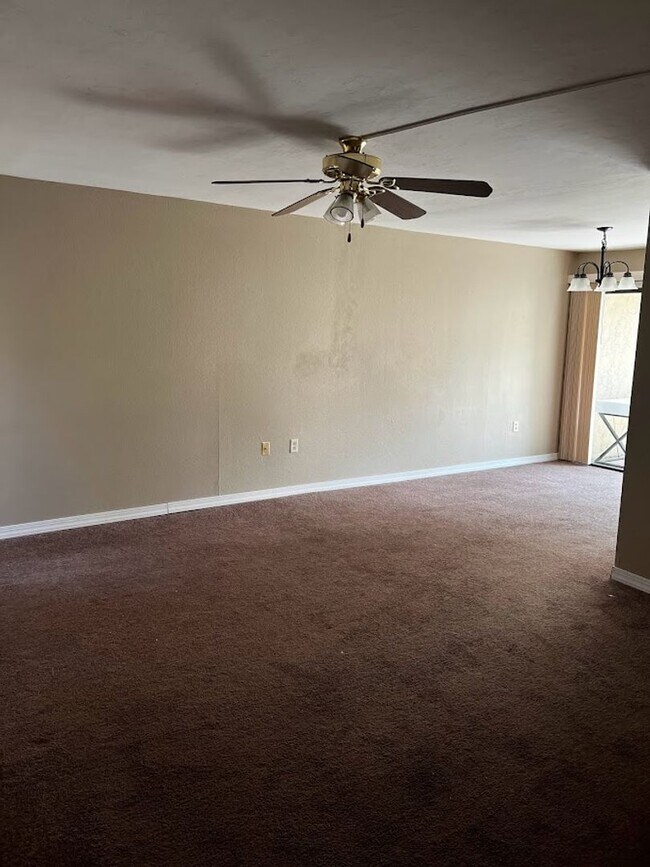Building Photo - Spacious 1,226 SF Unit - 2 bd / 2 ba near ...