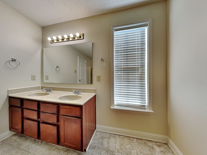 Building Photo - 915 Brookstone Dr